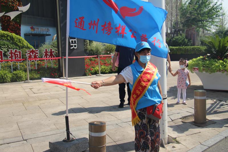 <strong>艹翻骚逼</strong>